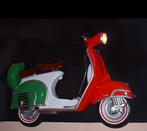 Italie scooter Vespa Italia drapeau Italien décor restaurant