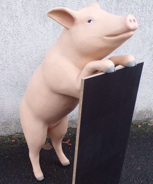 Statue réaliste de cochon à mettre en scène pour décorer votre jardin