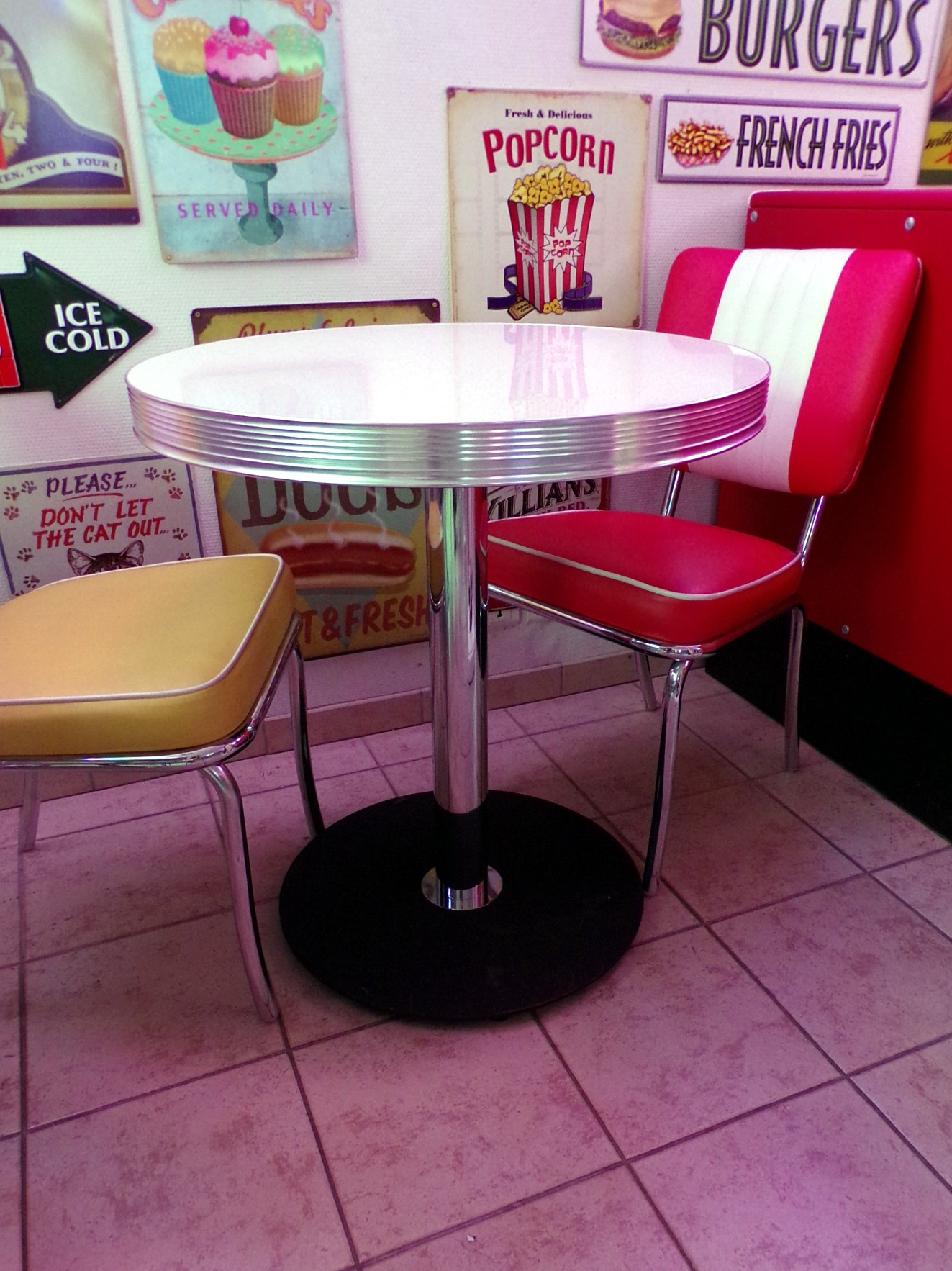 Aménagement décors resto bar table ronde 70cm